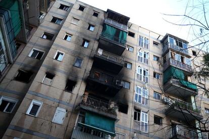 Dos muertos y 14 heridos en un incendio en un bloque de Sant Adrià del Besós.