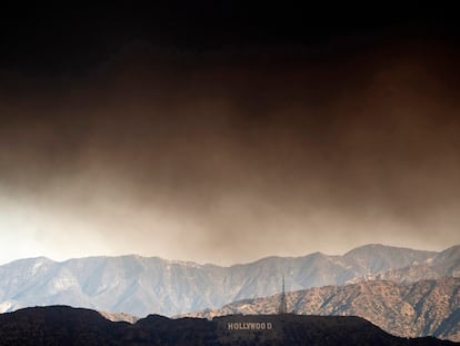 Un quinto incendio crece con rapidez en Hollywood y se suma al escenario de pesadilla en Los Ángeles 1 Thick heavy smoke from wildfires passes over the Hollywood sign in Los Angeles on Wednesday, Jan. 8, 2025. (AP Photo/Richard Vogel)