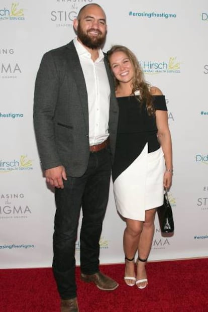 Ronda y su novio Travis Browne en el aniversario de los premios Erasing the Stigma el pasado 28 de abril.