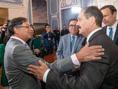 El presidente Gustavo Petro, a la izquierda, saluda este martes al congresista estadounidense Jesús García, durante una reunión con una delegación de congresistas democrátas en Bogotá.