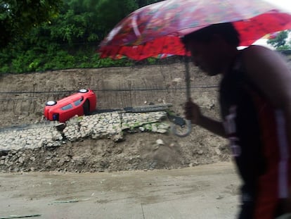 Un tramo de la carretera de Acapulco, en el Estado de Guerrero, se hundió por el efecto de las lluvias y el huracán 'Ingrid'.
