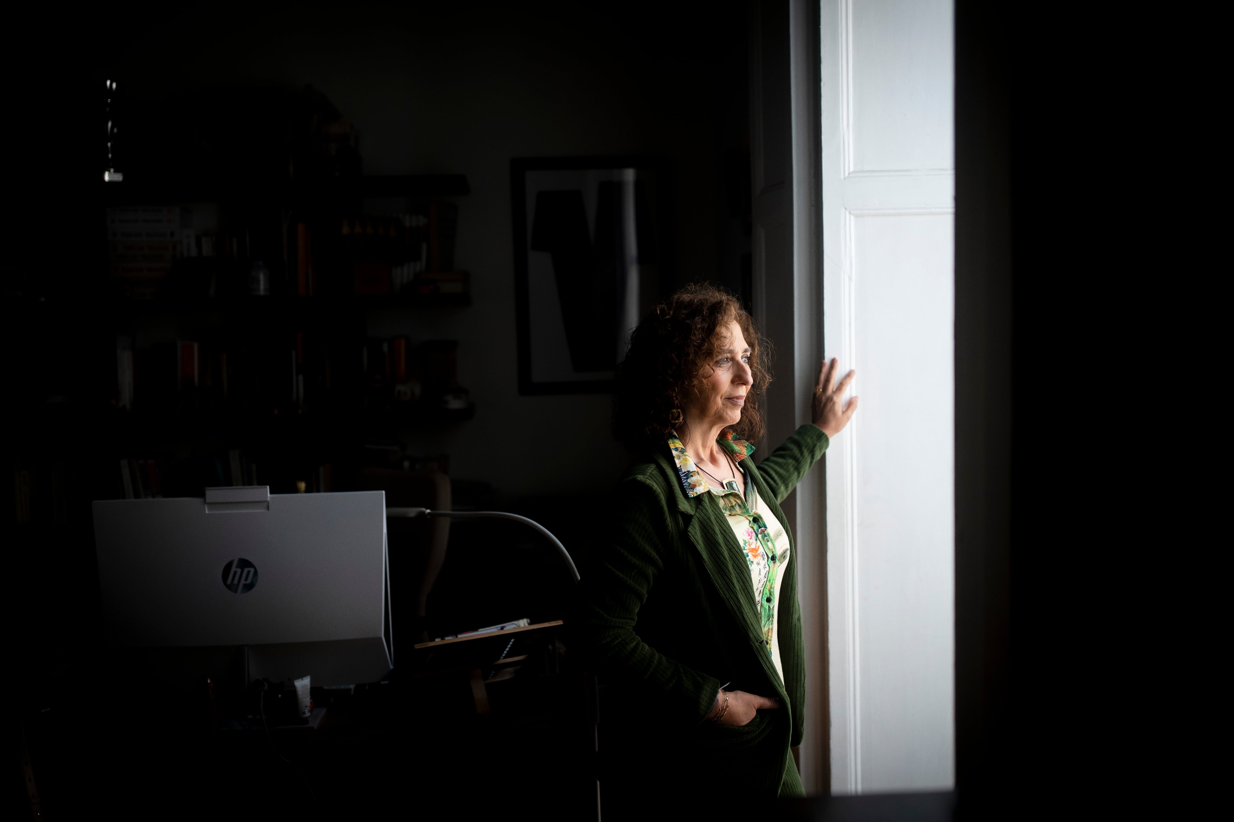 La catedrática María Acale, en su estudio, en El Puerto de Santa María (Cádiz).