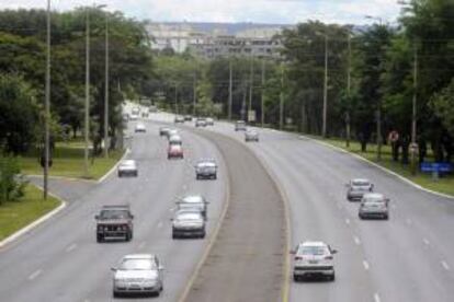 Brasil, un país que está inmerso en la construcción de infraestructuras para eventos deportivos del calibre del Mundial de fútbol del 2014 y los Juegos Olímpicos de 2016. Vista general de una autopista en Brasilia. EFE/Archivo