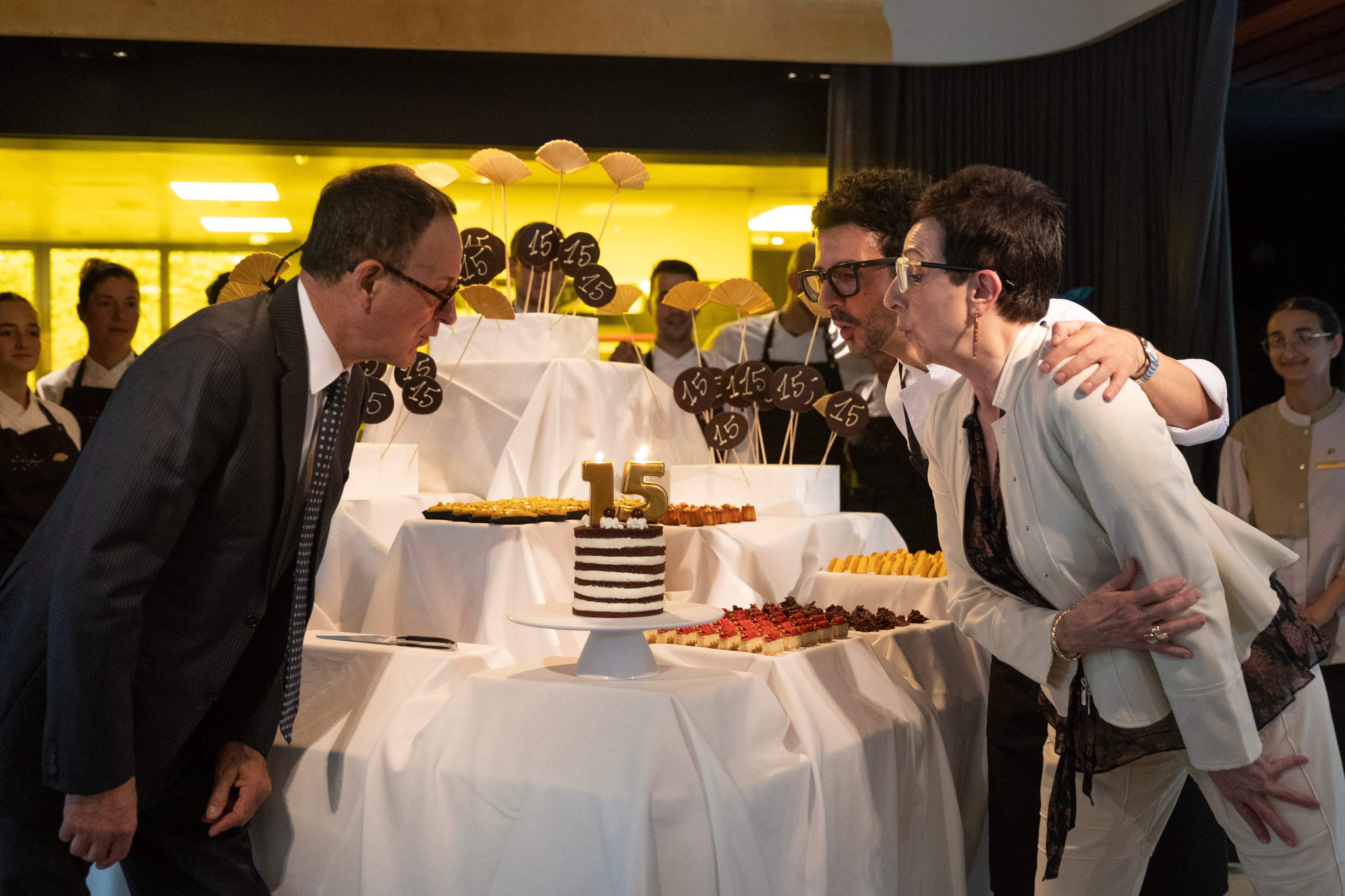 Toni Balam, Carme Ruscalleda y su Raül Balam Ruscalleda soplando las velas por estos 15 años del restaurante Moments. 