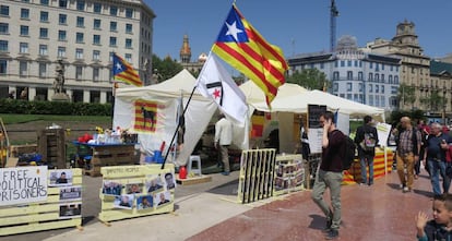 Caseta independentista en la Plaza de Cataluña de Barcelona.   