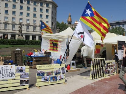 Caseta independentista en la Plaza de Cataluña de Barcelona.