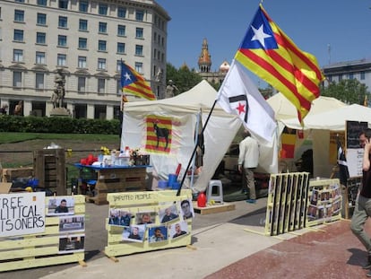 Caseta independentista en la Plaza de Cataluña de Barcelona.   