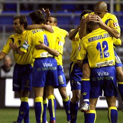 Bezares, a la derecha, abraza a Mirosavljevic, tras su gol, lo mismo que  hacen al fondo otros compañeros.