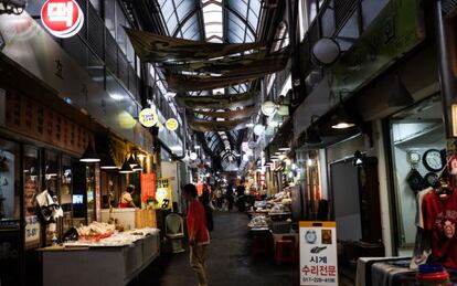 Interior del mercado de Tongin, en Jongno-gu, en Seúl.