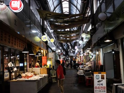 Interior del mercado de Tongin, en Jongno-gu, en Seúl.