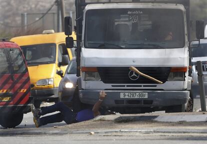 El israelí esgrime el palo ante el camión palestino, pero es arrollado por el vehículo. En fotografías posteriores de la secuencia, la rueda delantera derecha del camión pasa por encima de su cuerpo y le arranca parte de la ropa.