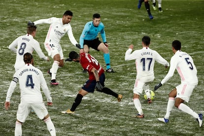 Lucas Vázquez esquiva a Rubén García en El Sadar.