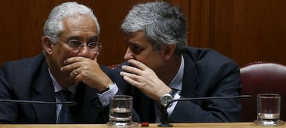 António Costa habla con su ministro de Finanzas, Mário Centeno.