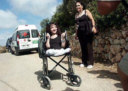 La <i>niña de cristal,</i> Vanesa Jiménez, y su madre llegan a la residencia de Rodríguez Zapatero en Menorca. 

/ EFE