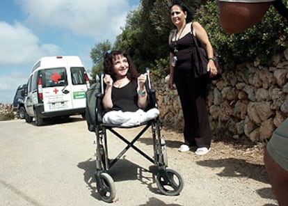 La <i>niña de cristal,</i> Vanesa Jiménez, y su madre llegan a la residencia de Rodríguez Zapatero en Menorca.
/ EFE