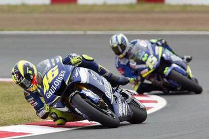 Valentino Rossi, por delante de Sete Gibernau.