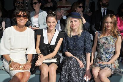 Front-row de lujo en el desfile de Chanel 2012-13: de izquierda a derecha, Inés de la Fressange, Laura Neiva, Cecile Cassel y Vanessa Paradis.