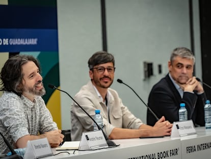 Andrés Neuman, Enzo Maqueira y Pablo Simonetti en la Feria Internaiconal del Libro de Guadalajara, el 30 de noviembre.