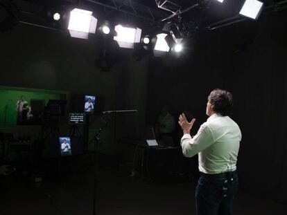 Raúl Ruiz presenta una edición del Santander Football Quiz un lunes por la noche.