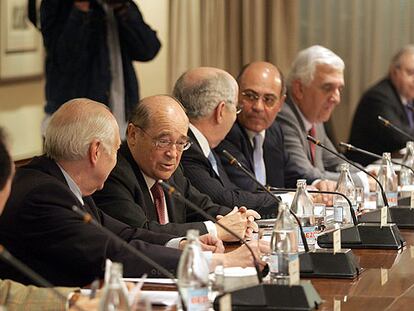 José María Cuevas (centro), con el resto de la cúpula de CEOE, al inicio de la reunión de ayer.