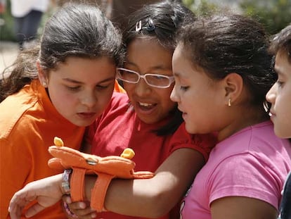 Alumnos de Primaria del colegio San Eugenio y San Isidro de Madrid prueban las nuevas diversiones del parque público.