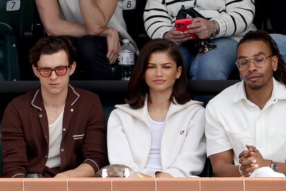 Los actores Tom Holland (a la izquierda) y Zendaya siguen el partido.