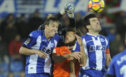 Baysse, entre Pina y Manu, en un córner.