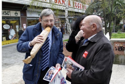 El aspirante socialista a la alcaldía de Madrid, Jaime Lissavetzky. en el barrio de Santa Eugenia Vallecas.