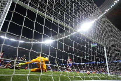 El defensa José Giménez, del Atlético de Madrid, marca el primer gol para los rojiblancos.