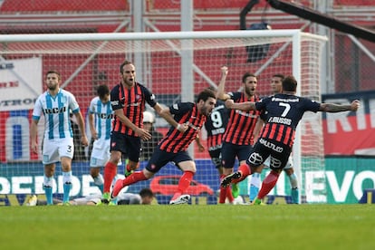 Cerutti y todo San Lorenzo celebran el gol del empate.