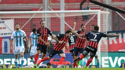 Cerutti y todo San Lorenzo celebran el gol del empate.