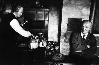 El fil&oacute;sofo Martin Heidegger con su mujer, Elfride Petri, en su caba&ntilde;a de Messenkirch.