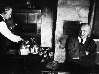 El fil&oacute;sofo Martin Heidegger con su mujer, Elfride Petri, en su caba&ntilde;a de Messenkirch.