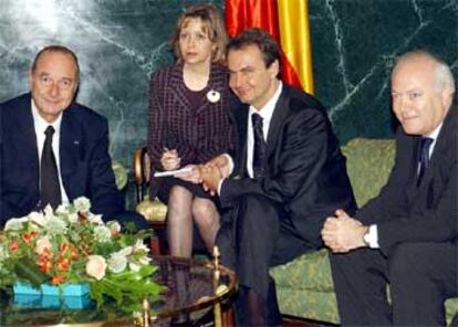 Zapatero y Moratinos reciben a Chirac en un salón del Congreso.