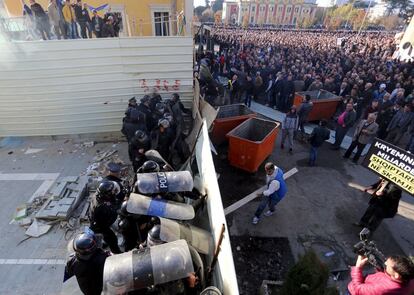 Manifestantes participan en Tirana, capital de Albania, en una protesta frente a la sede del ministerio del Interior para exigir la dimisión del primer ministro, el socialista Edi Rama, al que acusan de corrupción y de tener vínculos con el crimen organizado.