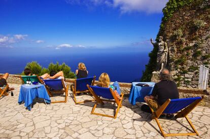 Vistas desde una terraza del monte Solaro, el oasis verde de Capri, donde florecen todas las especies de la flora de la isla. A este monte, de 589 metros de altura, se puede llegar desde Anacapri.