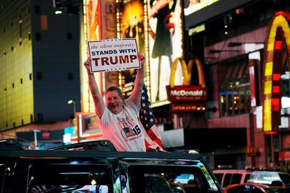 Un hombre celebra la victoria de Donald Trump en Times Square, en Nueva  York.