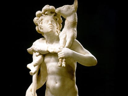 La estatua <i>Sátiro o Pan con cabrito sobre los hombros, 160-150 a.C. Réplica romana, 130-150 d.C. <i>(Museo del Prado).