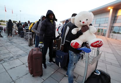 Inmigrantes de Costa de Marfil se disponen a embarcar en un vuelo de repatriación, el sábado en el aeropuerto de Túnez.