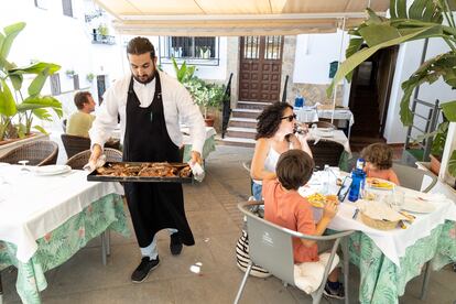 Varios turistas comen en el restaurante La Sociedad, especializado en chivo.
