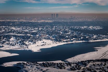 La ciudad de Madrid, rodeada de contaminación y nieve.