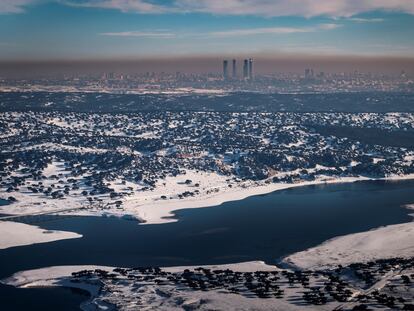 La ciudad de Madrid, rodeada de contaminación y nieve.
