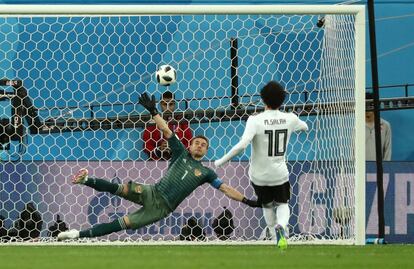 El jugador de la selección deEgipto Mohamed Salah marca el primer tanto de su equipo.