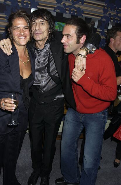 La artista Tracey Emin, el 'rolling stone' Ronnie Wood y Ronnie O'Sullivan durante una fiesta en Londres en 2004.
