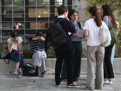 Varios estudiantes se preparan para empezar la Evau en la Facultad de Ciencias Biológicas de la Universidad Complutense de Madrid, este lunes.