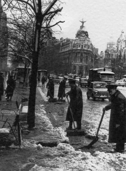 El alcalde de Madrid, Alberto Ruiz-Gallardón, felicita la Navidad con un chritmas que recuerda el primer centenario de la Gran Vía