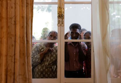 Miles de personas irrumpieron el domingo en el palacio presidencial en Colombo (Sri Lanka) en protesta por la gran crisis económica que sufre el país asiático. Cientos de personas continúan ocupando este lunes la residencia oficial a la espera de que las dimisiones del primer ministro y el presidente sean efectivas. En la foto, un grupo de manifestantes en la residencia del jefe de Gobierno.