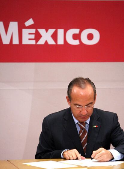 El presidente de México, Felipe Calderón, firma un decreto que fija un tope salarial para todos los funcionarios.