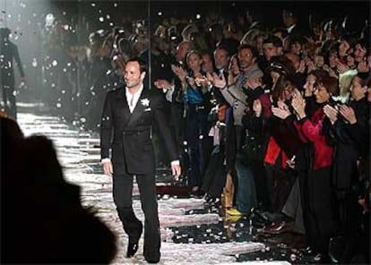 Tom Ford ovacionado por el público, tras el desfile de despedida de Gucci.
AP