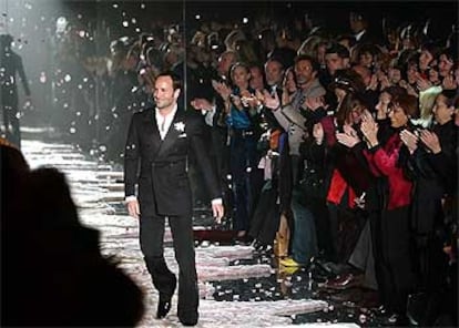 Tom Ford ovacionado por el público, tras el desfile de despedida de Gucci. 

AP